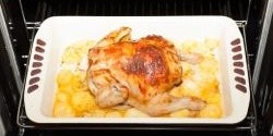Pomalu pečené kuře s brambory