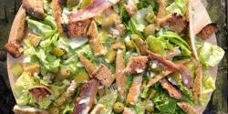 Zelený salát s olivami a slaninou