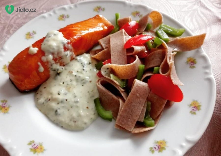 Losos s celozrným těsotivnovým salátem a nivovou omáčkou