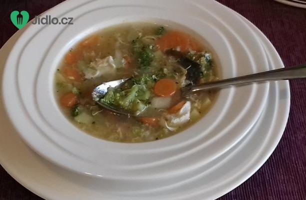 Zeleninová polévka s brokolicí, mrkví a bramborami recept