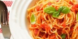 Špagety s omáčkou z čerstvých rajčat