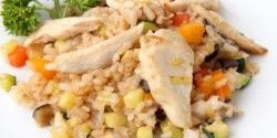 Salát s rýží a s marinovanými kuřecími kousky